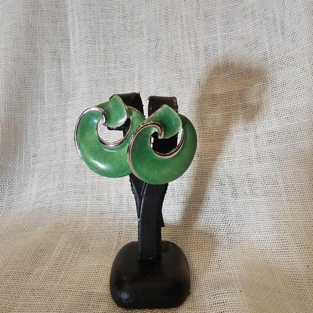 Vintage Green Enamel Silver Tone Pierced Stud Earrings Classic Swirl Design